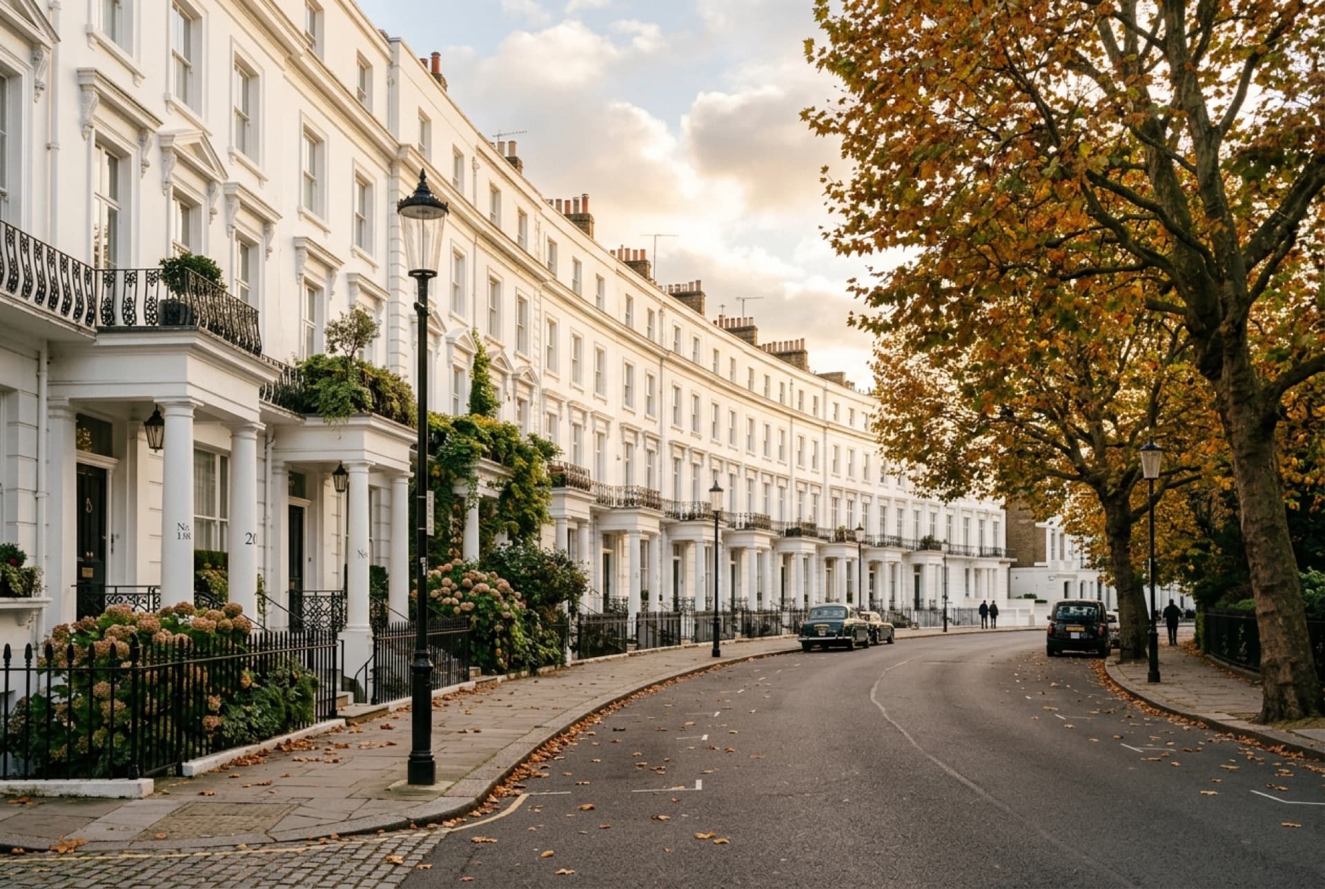 Casas blancas victorianas en una calle arbolada de Londres en otoño